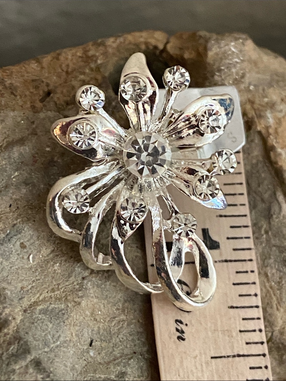 5/$10❤️❤️❤️ Silver Tone Zinc Alloy Crystal Flower Broach - Picture 5 of 6